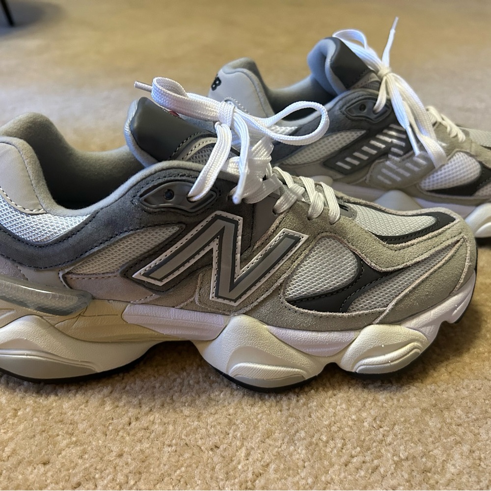 NEW Unisex New Balance 9060 (women’s 8-8.5)(men’s 6.5)